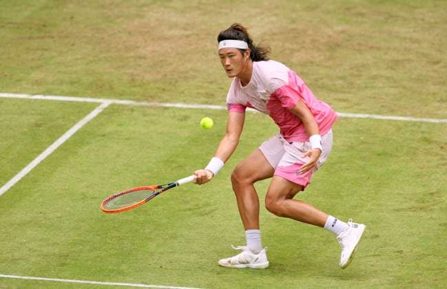 photo : Zhizhen ZHANG (CHN) besiegt in der 2. Runde den an Nummer 3 gesetzten Daniil MEDVEDEV in hart umkämpften 3 Sätzen Tennis-Turnier Terra Wortmann Cup im Gerry Weber Sportpark (OWL-Arena) in Halle Westfalen Mi. 19.06.2024