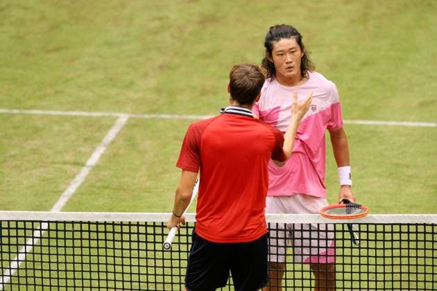 photo : Zhizhen ZHANG (CHN) besiegt in der 2. Runde den an Nummer 3 gesetzten Daniil MEDVEDEV in hart umkämpften 3 Sätzen Tennis-Turnier Terra Wortmann Cup im Gerry Weber Sportpark (OWL-Arena) in Halle Westfalen Mi. 19.06.2024