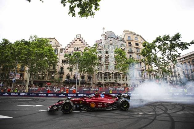 55 SAINZ Carlos (spa), Scuderia Ferrari SF-24, action during the Roadshows prior to the Formula 1 Aramco Gran Premio de Espana 2024, 10th round of the 2024 Formula One World Championship, WM, Weltmeisterschaft from June 21 to 23, 2024 on the Circuit de Barcelona-Catalunya, in Montmeló, Spain - F1 - SPANISH GRAND PRIX 2024 DPPI Panoramic  EA011694