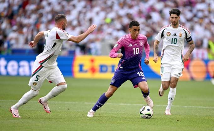Fussball Euro 2024 Gruppe A 19.06.2024 Deutschland - Ungarn Attila Fiola (li, Ungarn) gegen Jamal Musiala (mitte, Deutschland) gegen Dominik Szoboszlai (re, Ungarn)
