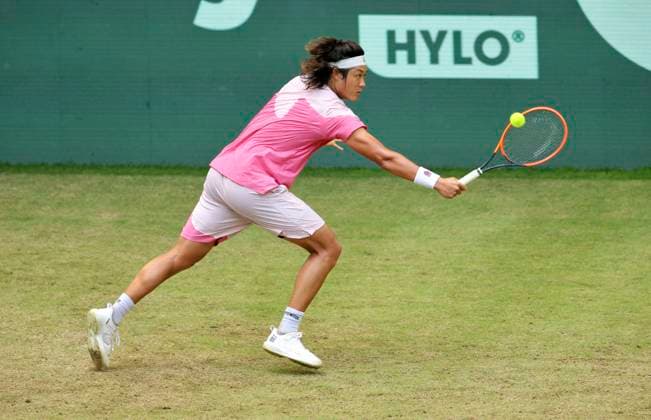 photo : Zhizhen ZHANG (CHN) besiegt in der 2. Runde den an Nummer 3 gesetzten Daniil MEDVEDEV in hart umkämpften 3 Sätzen Tennis-Turnier Terra Wortmann Cup im Gerry Weber Sportpark (OWL-Arena) in Halle Westfalen Mi. 19.06.2024