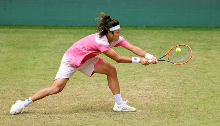 photo : Zhizhen ZHANG (CHN) besiegt in der 2. Runde den an Nummer 3 gesetzten Daniil MEDVEDEV in hart umkämpften 3 Sätzen Tennis-Turnier Terra Wortmann Cup im Gerry Weber Sportpark (OWL-Arena) in Halle Westfalen Mi. 19.06.2024