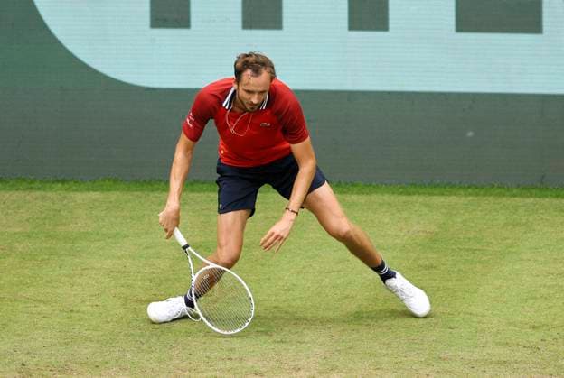 photo : der an Nummer 3 gesetzte Daniil MEDVEDEV verliert in 3 Sätzen gegen Zhizhen ZHANG (CHN) Tennis-Turnier Terra Wortmann Cup im Gerry Weber Sportpark (OWL-Arena) in Halle Westfalen Mi. 19.06.2024