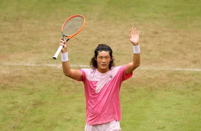photo : Zhizhen ZHANG (CHN) besiegt in der 2. Runde den an Nummer 3 gesetzten Daniil MEDVEDEV in hart umkämpften 3 Sätzen Tennis-Turnier Terra Wortmann Cup im Gerry Weber Sportpark (OWL-Arena) in Halle Westfalen Mi. 19.06.2024