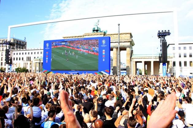 DEU, FIFA, EM-2024, Fanmeile, Brandenburger Tor, 19.06.2024, Brandenburger Tor, Berlin, DEU, FIFA, EM-2024, Fanmeile, Brandenburger Tor, im Bild Foto: Juergen Engler nordphoto GmbH