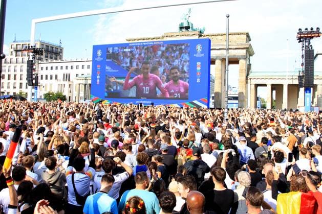 DEU, FIFA, EM-2024, Fanmeile, Brandenburger Tor, 19.06.2024, Brandenburger Tor, Berlin, DEU, FIFA, EM-2024, Fanmeile, Brandenburger Tor, im Bild Foto: Juergen Engler nordphoto GmbH