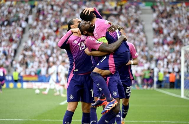 Sport Themen der Woche KW25 Sport Bilder des Tages Fussball Euro 2024 Gruppe A 19.06.2024 Deutschland - Ungarn Deutschland Jubel nach dem Tor zum 2-0, Leroy Sane, Antonio Ruediger, oben Torschuetze Ilkay Guendogan (v. li.) *** Soccer Euro 2024 Group A 19 06 2024 Germany Hungary Germany cheering after the goal to 2 0, Leroy Sane, Antonio Ruediger, above goal scorer Ilkay Guendogan from left