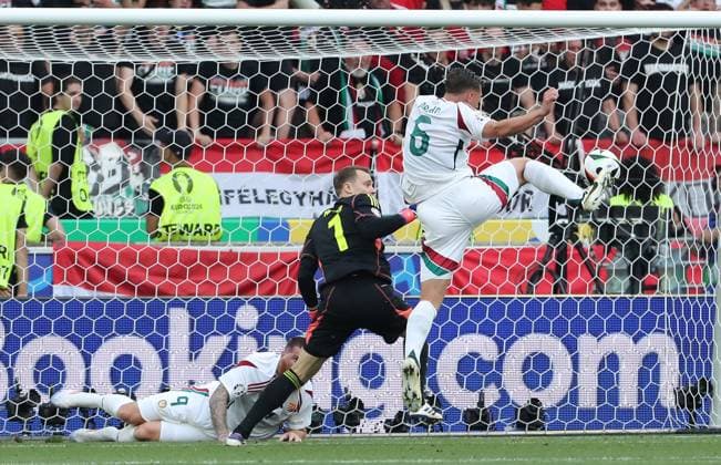 Martin Adam, Torwart Manuel Neuer, Willi Orban Zweikampf Spielszene Aktion Fußball Fussball Europameisterschaft Euro 2024 EM Herren Saison 2023 2024 19.06.2024 Deutschland GER vs. Ungarn HUN in Stuttgart DFL regulations prohibit any use of photographs as image sequences and or quasi-video.