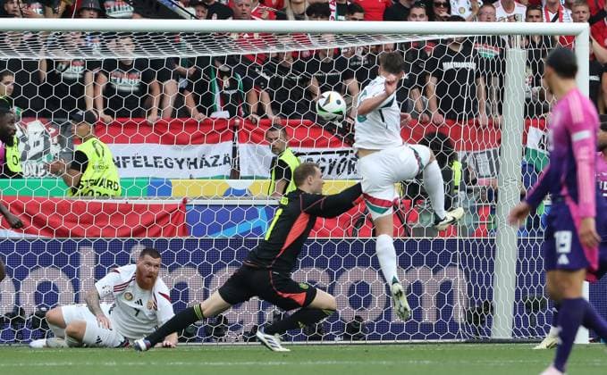 Martin Adam, Torwart Manuel Neuer, Willi Orban Zweikampf Spielszene Aktion Fußball Fussball Europameisterschaft Euro 2024 EM Herren Saison 2023 2024 19.06.2024 Deutschland GER vs. Ungarn HUN in Stuttgart DFL regulations prohibit any use of photographs as image sequences and or quasi-video.