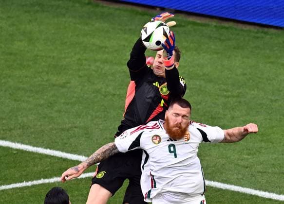 19.06.2024, xjhx, Fussball EM 2024, Deutschland - Ungarn emspor, v.l. Manuel Neuer (Deutsche Fussball Nationalmannschaft DFB), Martin Adam (Ungarn) (UEFA REGULATIONS PROHIBIT ANY USE OF PHOTOGRAPHS as IMAGE SEQUENCES and or QUASI-VIDEO) Stuttgart