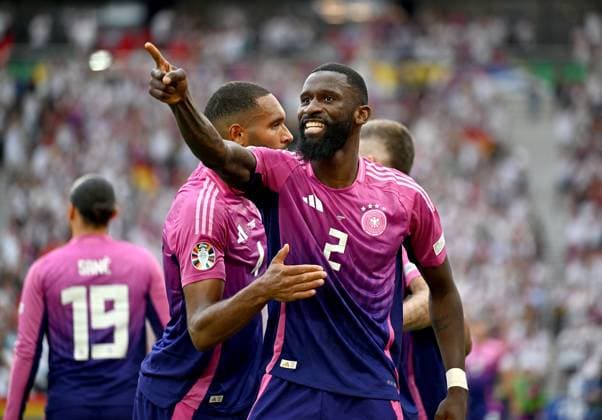 Fussball Euro 2024 Gruppe A 19.06.2024 Deutschland - Ungarn Deutschland Jubel nach dem Tor zum 2-0, Jonathan Tah mit Antonio Ruediger (v. li.)