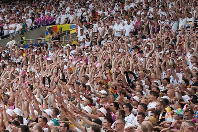 Deutsche Fans machen begeistert die Welle, La Ola - Stuttgart 19.06.2024: Deutschland vs. Ungarn, EURO2024, Gruppe A, M14, EM-Arena Stuttgart