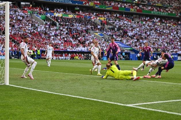 Torschütze Jamal Musiala (Deutschland,10) trifft zum 1-0 gegen Goalkeeper Peter Gulacsi (Ungarn,1) - Fussball, Herren, Saison 2023 24, Euro 20204 Gruppe A (2. Spieltag) in Stuttgart, Deutschland - Ungarn, v. l. , 19.06. 2024, Copyright: xMatthiasxKochx