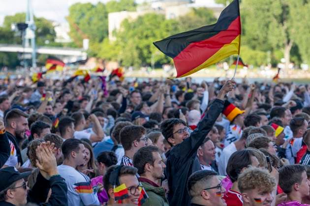 Fanzone Fanmeile Frankfurt am Main, 19.06.2024 Fans feiern jubeln nach einem Tor für Deutschland und schwenken Fahnen, Fahne, Flag, Flagge, Fanzone Fanmeile Frankfurt, Frankfurt am Main, Fanzone Fanmeile, 19.6.2024 Copyright: xBEAUTIFULxSPORTS Gawlikx