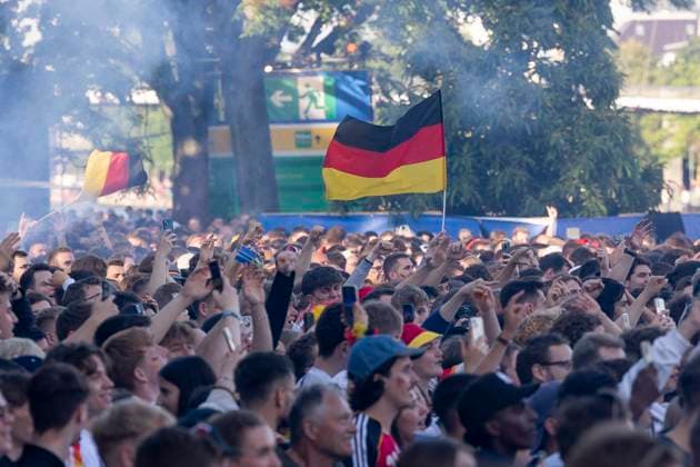Fanzone Fanmeile Frankfurt am Main, 19.06.2024 Fans feiern jubeln nach einem Tor für Deutschland und schwenken Fahnen, Fahne, Flag, Flagge, Fanzone Fanmeile Frankfurt, Frankfurt am Main, Fanzone Fanmeile, 19.6.2024 Copyright: xBEAUTIFULxSPORTS Gawlikx