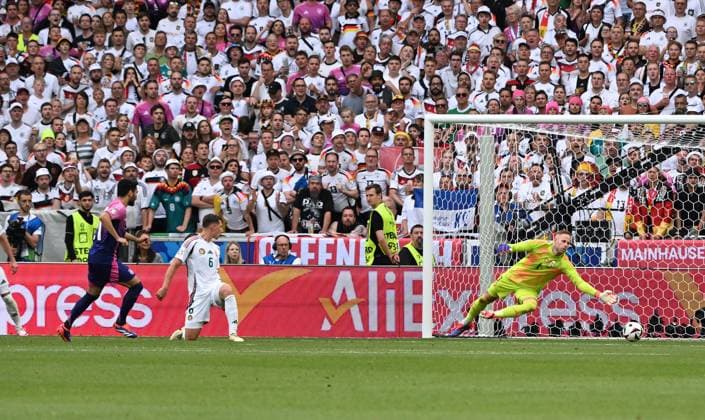 Ilkay Gündogan (Deutschland), li., erzielt gegen Torwart PÃ ter Gulacsi (Ungarn), Peter Gulacsi das Tor zum 2:0 19.06.2024, Fussball Europameisterschaft 2024, Vorrunde, 2. Spieltag Deutschland - Ungarn Stuttgart MHP Arena Baden-Württemberg Deutschland