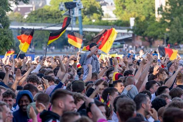 Fanzone Fanmeile Frankfurt am Main, 19.06.2024 Fans feiern jubeln nach einem Tor für Deutschland und schwenken Fahnen, Fahne, Flag, Flagge, Fanzone Fanmeile Frankfurt, Frankfurt am Main, Fanzone Fanmeile, 19.6.2024 Copyright: xBEAUTIFULxSPORTS Gawlikx