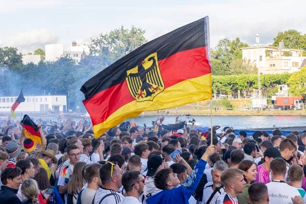 Fanzone Fanmeile Frankfurt am Main, 19.06.2024 Fans feiern jubeln nach einem Tor für Deutschland und schwenken Fahnen, Fahne, Flag, Flagge, Fanzone Fanmeile Frankfurt, Frankfurt am Main, Fanzone Fanmeile, 19.6.2024 Copyright: xBEAUTIFULxSPORTS Gawlikx