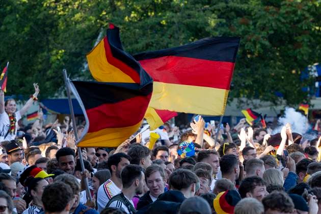 Fanzone Fanmeile Frankfurt am Main, 19.06.2024 Fans feiern jubeln nach einem Tor für Deutschland und schwenken Fahnen, Fahne, Flag, Flagge, Fanzone Fanmeile Frankfurt, Frankfurt am Main, Fanzone Fanmeile, 19.6.2024 Copyright: xBEAUTIFULxSPORTS Gawlikx