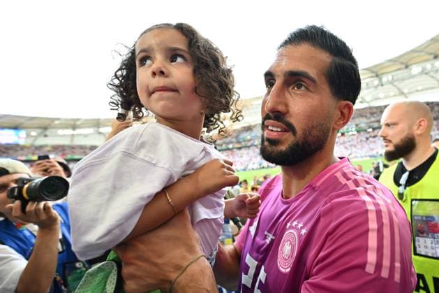 19.06.2024, xjrdrx, Fussball EM 2024, Deutschland - Ungarn emspor, v.l. Emre Can (Deutsche Fussball Nationalmannschaft DFB) mit seiner Tocher (DFL DFB REGULATIONS PROHIBIT ANY USE OF PHOTOGRAPHS as IMAGE SEQUENCES and or QUASI-VIDEO) Stuttgart