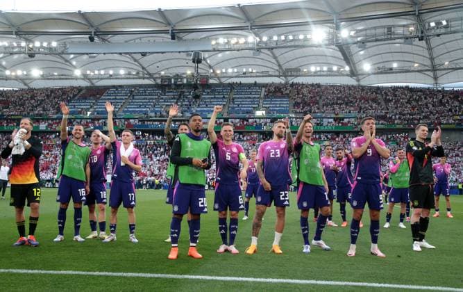 Torwart Oliver Baumann, Waldemar Anton, Maximilian Mittelstädt , Florian Wirtz, Benjamin Henrichs, Joshua Kimmich, Robert Andrich, Thomas Müller, Niclas Füllkrug, Torwart Manuel Neuer klatschen und winken den Angehörigen, deutsche Mannschaft jubelt feiert 2:0 Sieg Fußball Fussball Europameisterschaft Euro 2024 EM Herren Saison 2023 2024 19.06.2024 Deutschland GER vs. Ungarn HUN in Stuttgart DFL regulations prohibit any use of photographs as image sequences and or quasi-video.