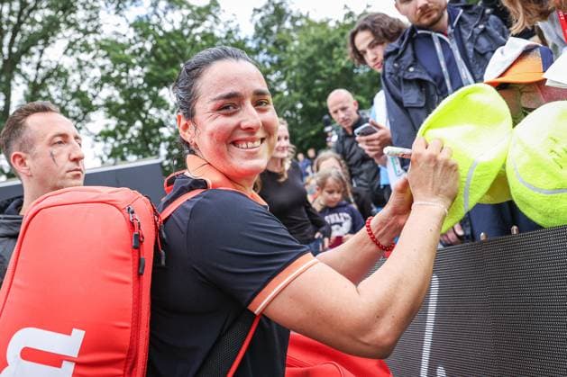 Ons JABEUR TUN gibt geduldig Autogramme nach ihrem Matchgewinn, ecotrans Ladies Open 2024, Berlin, LTTC Rot-Weiß , 19.06.2024, Copyright: xClaudioxGärtnerx
