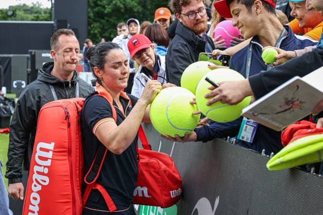 Ons JABEUR TUN gibt geduldig Autogramme nach ihrem Matchgewinn, ecotrans Ladies Open 2024, Berlin, LTTC Rot-Weiß , 19.06.2024, Copyright: xClaudioxGärtnerx