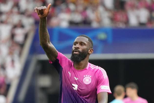 Antonio Rüdiger (Deutschland Germany, 02) grüßt seine Familie auf der Tribüne - Stuttgart 19.06.2024: Deutschland vs. Ungarn, EURO2024, Gruppe A, M14, EM-Arena Stuttgart