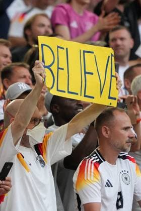 Deutsche Fans fordern auf an den Titel zu glauben - Stuttgart 19.06.2024: Deutschland vs. Ungarn, EURO2024, Gruppe A, M14, EM-Arena Stuttgart