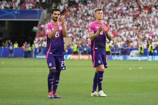 Ilkay Gündogan (Deutschland Germany, 21) und Toni Kroos (Deutschland Germany, 08) bedanken sich bei den Fans - Stuttgart 19.06.2024: Deutschland vs. Ungarn, EURO2024, Gruppe A, M14, EM-Arena Stuttgart