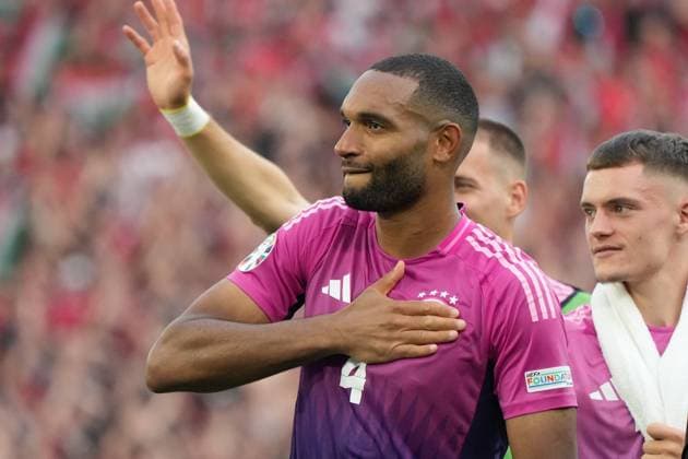 Jonathan Tah (Deutschland Germany, 04) zeigt wo sein Herz hängt - Stuttgart 19.06.2024: Deutschland vs. Ungarn, EURO2024, Gruppe A, M14, EM-Arena Stuttgart