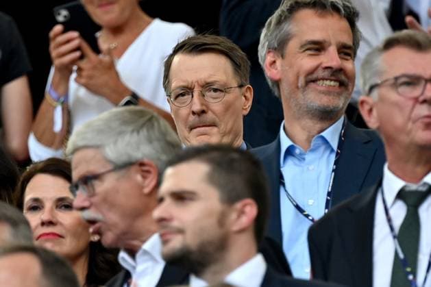 19.06.2024, xjrdrx, Fussball EM 2024, Deutschland - Ungarn emspor, v.l. Karl Lauterbach (SPD) Deutscher Bundesminister für Gesundheit (DFL DFB REGULATIONS PROHIBIT ANY USE OF PHOTOGRAPHS as IMAGE SEQUENCES and or QUASI-VIDEO) Stuttgart
