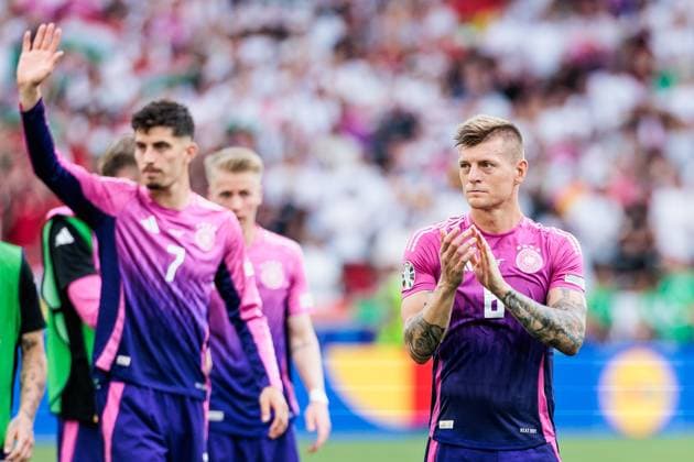 UEFA EURO 2024: Deutschland - Ungarn; 19.06.2024 Toni Kroos (Deutschland, 8) applaudiert Richtung Fans UEFA EURO 2024: Deutschland - Ungarn; Stuttgart Arena, Stuttgart am 19.06.2024 Copyright: xBEAUTIFULxSPORTS Wunderlx