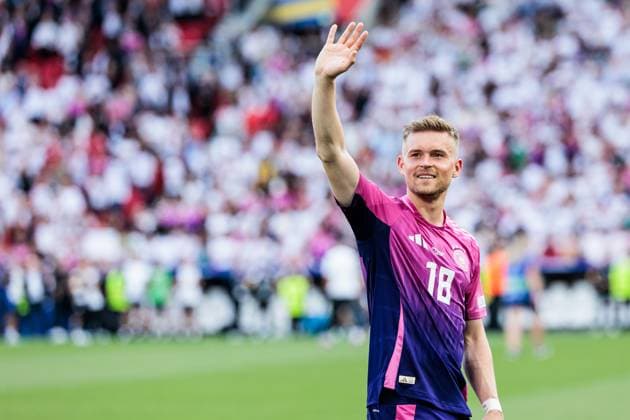 UEFA EURO 2024: Deutschland - Ungarn; 19.06.2024 Maximilian Mittelstädt (Deutschland, 18) winkt Richtung Fans UEFA EURO 2024: Deutschland - Ungarn; Stuttgart Arena, Stuttgart am 19.06.2024 Copyright: xBEAUTIFULxSPORTS Wunderlx