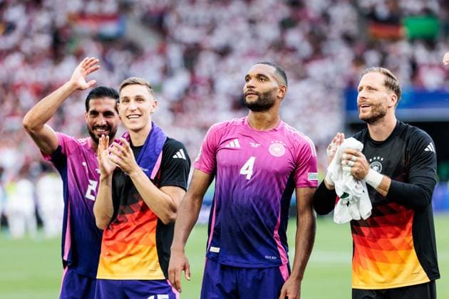 UEFA EURO 2024: Deutschland - Ungarn; 19.06.2024 Emre Can (Deutschland, 25), Nico Schlotterbeck (Deutschland, 15) applaudiert, Jonathan Tah (Deutschland, 4), Oliver Baumann (Deutschland, 12) UEFA EURO 2024: Deutschland - Ungarn; Stuttgart Arena, Stuttgart am 19.06.2024 Copyright: xBEAUTIFULxSPORTS Wunderlx