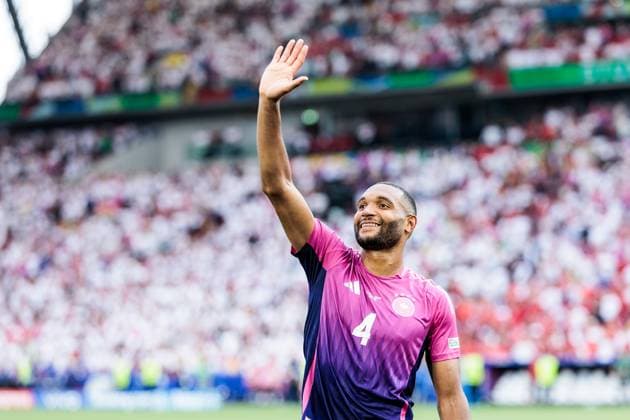 UEFA EURO 2024: Deutschland - Ungarn; 19.06.2024 Jonathan Tah (Deutschland, 4) winkt lachend UEFA EURO 2024: Deutschland - Ungarn; Stuttgart Arena, Stuttgart am 19.06.2024 Copyright: xBEAUTIFULxSPORTS Wunderlx