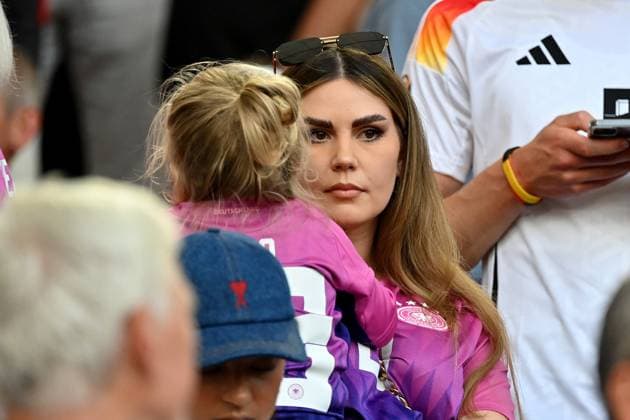 19.06.2024, xjrdrx, Fussball EM 2024, Deutschland - Ungarn emspor, v.l. Robert Andrich (Deutsche Fussball Nationalmannschaft DFB) Frau Alicia und Tochter Malia (DFL DFB REGULATIONS PROHIBIT ANY USE OF PHOTOGRAPHS as IMAGE SEQUENCES and or QUASI-VIDEO) Stuttgart