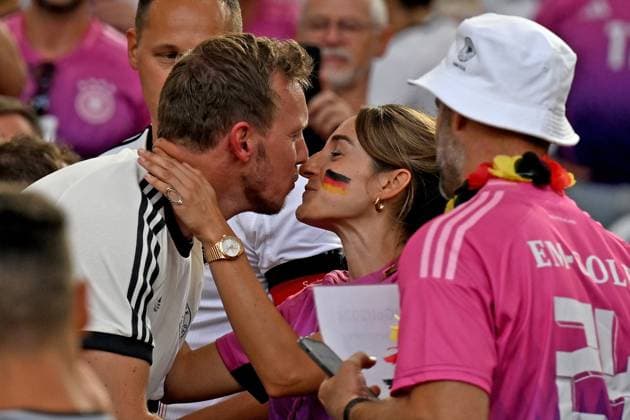 19.06.2024, xpsx, Fussball EM 2024, Deutschland - Ungarn emspor, v.l. Trainer Julian Nagelsmann (Deutsche Fussball Nationalmannschaft DFB) küsst kuesst seine Freundin Lena Wurzenberger (DFL DFB REGULATIONS PROHIBIT ANY USE OF PHOTOGRAPHS as IMAGE SEQUENCES and or QUASI-VIDEO) Stuttgart