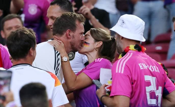 Trainer Julian Nagelsmann klettert zu seiner Freundin Lena Wurzenberger und holt sich einen Kuss Fußball Fussball Europameisterschaft Euro 2024 EM Herren Saison 2023 2024 19.06.2024 Deutschland GER vs. Ungarn HUN in Stuttgart DFL regulations prohibit any use of photographs as image sequences and or quasi-video.