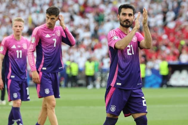 Applaus an die Fans nach dem Sieg, Kapitän Ilkay Gündogan (Deutschland, Nr. 21) , Vorrundenspiel M14, GER - HUN, Gruppe A, Fussball Europameisterschaft, Deutschland gegen Ungarn, European Football Championship, Germany vs. Hungary, Stuttgart, 19.06.2024, -