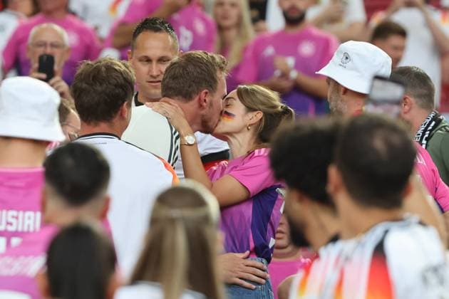 Kuss von Bundestrainer Julian Nagelsmann (Deutschland) an seine Lebensgefährtin Lena Wurzenberger, Siegerkuss , Vorrundenspiel M14, GER - HUN, Gruppe A, Fussball Europameisterschaft, Deutschland gegen Ungarn, European Football Championship, Germany vs. Hungary, Stuttgart, 19.06.2024, -
