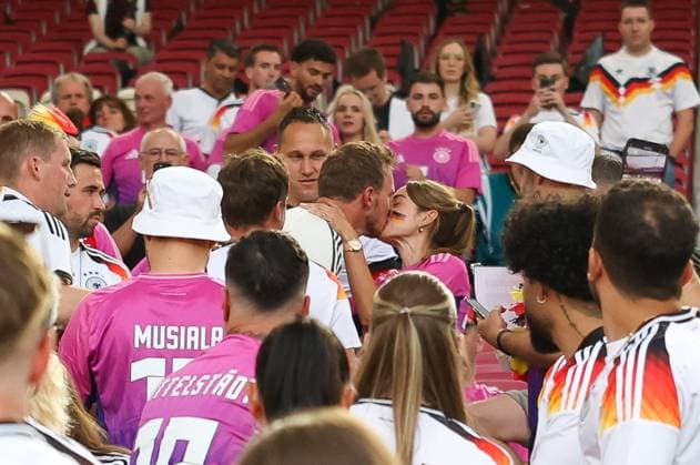 Bundestrainer Julian Nagelsmann (Deutschland) auf dem Weg zu seiner Freundin Lena Wurzenberger mit Siegerkuss, Deutschland vs. Ungarn, Fussball, UEFA EURO, EM, Europameisterschaft,Fussball 2024, Gruppenphase, 2. Spieltag, 19.06.2024 Stuttgart Baden-Wuerttemberg Deutschland