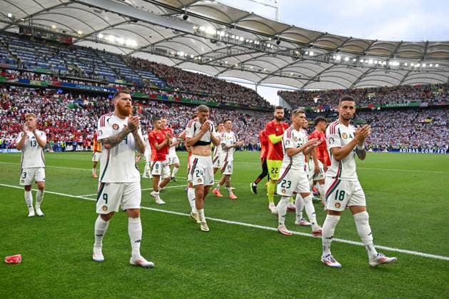 19.06.2024, xsltx, Fussball EM 2024, Deutschland - Ungarn emspor, v.l. Ungarn Bedankt sich bei den Fans enttaeuscht, enttäuscht, schaut enttaeuscht, niedergeschlagen, disappointed (DFL DFB REGULATIONS PROHIBIT ANY USE OF PHOTOGRAPHS as IMAGE SEQUENCES and or QUASI-VIDEO) Stuttgart