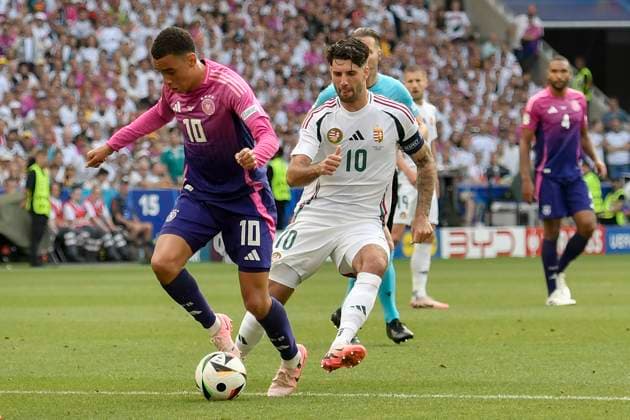 v. li. im Kampf um den Ball Jamal Musiala ( 10, Deutschland) Dominik 19.06.2024 Fussball Europameisterschaft in Deutschland Deutschland vs Ungarn, Neckarpark, Stuttgart, Baden-Württemberg Germany