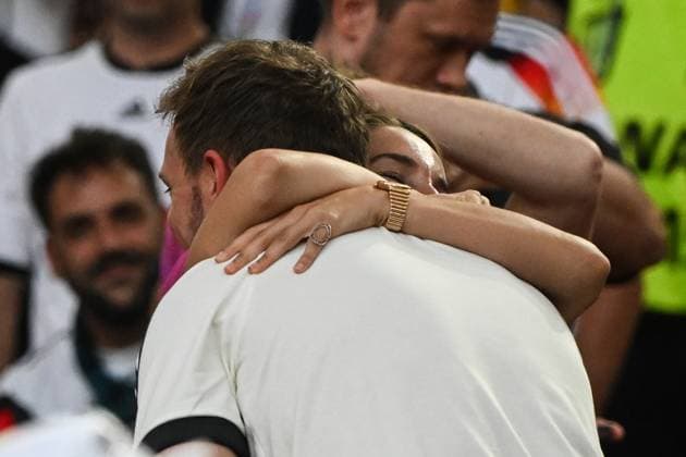 Trainer Julian Nagelsmann (Deutschland) geht nach dem Spiel zu Freundin Lena Wurzenberger und umarmt sie - Fussball, Herren, Saison 2023 24, Euro 20204 Gruppe A (2. Spieltag) in Stuttgart, Deutschland - Ungarn, v. l. , 19.06. 2024, Copyright: xMatthiasxKochx