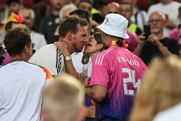Trainer Julian Nagelsmann (Deutschland) geht nach dem Spiel zu Freundin Lena Wurzenberger und gibt ihr einen Kuss - Fussball, Herren, Saison 2023 24, Euro 20204 Gruppe A (2. Spieltag) in Stuttgart, Deutschland - Ungarn, v. l. , 19.06. 2024, Copyright: xMatthiasxKochx