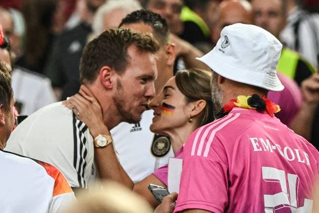 Trainer Julian Nagelsmann (Deutschland) geht nach dem Spiel zu Freundin Lena Wurzenberger und umarmt sie - Fussball, Herren, Saison 2023 24, Euro 20204 Gruppe A (2. Spieltag) in Stuttgart, Deutschland - Ungarn, v. l. , 19.06. 2024, Copyright: xMatthiasxKochx