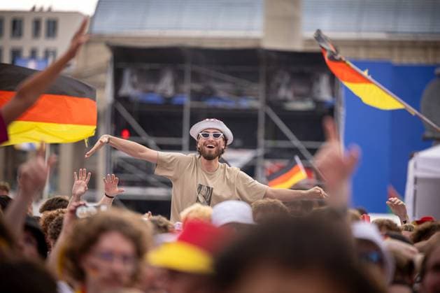 Fans der deutschen Nationalmannschaft jubeln und Feiern beim Fanfest mit Public Viewing auf dem Stuttgarter Schlossplatz beim zweiten Gruppenspiel gegen Ungarn. Stuttgart, EURO2024 Fanfest Schlossplatz, 19.06.2024 Stuttgart Copyright: xDennisxDuddek xEibnerxPressefotox EP_DDK