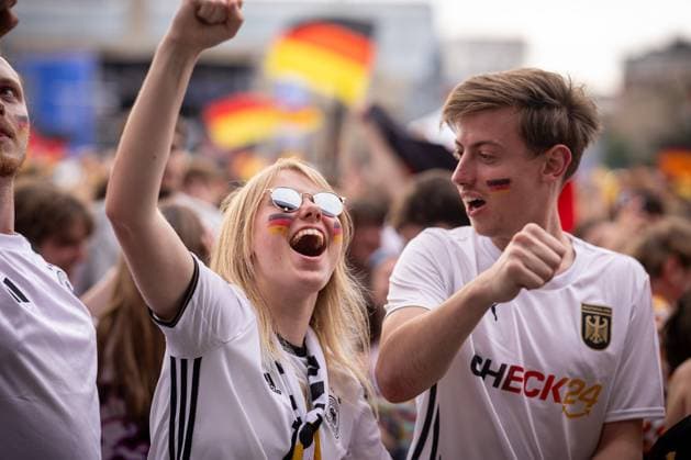 Fans der deutschen Nationalmannschaft jubeln und Feiern beim Fanfest mit Public Viewing auf dem Stuttgarter Schlossplatz beim zweiten Gruppenspiel gegen Ungarn. Stuttgart, EURO2024 Fanfest Schlossplatz, 19.06.2024 Stuttgart Copyright: xDennisxDuddek xEibnerxPressefotox EP_DDK