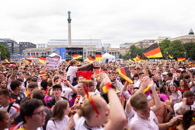 Fans der deutschen Nationalmannschaft jubeln und Feiern beim Fanfest mit Public Viewing auf dem Stuttgarter Schlossplatz beim zweiten Gruppenspiel gegen Ungarn. Stuttgart, EURO2024 Fanfest Schlossplatz, 19.06.2024 Stuttgart Copyright: xDennisxDuddek xEibnerxPressefotox EP_DDK